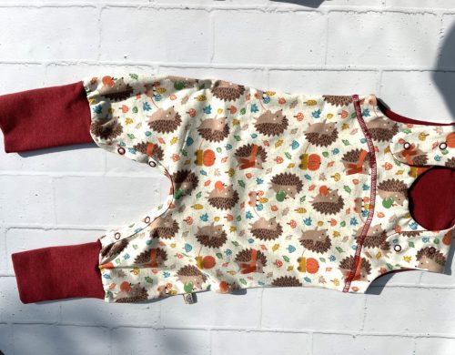 Gyerek kertésznadrág (Egyberészes pizsama), Irány a sünijátszótér!-piros